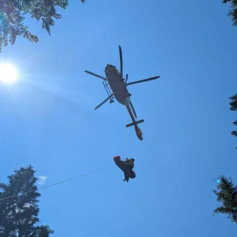 Precipita in falesia: sessantenne soccorso con l'elicottero