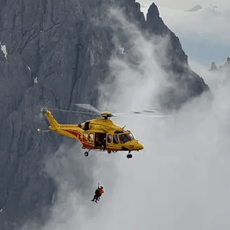 Scarica di sassi sulla via ferrata: escursionista recuperato con l'elicottero