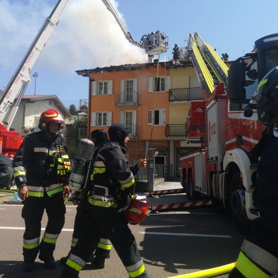 Mori, vasto rogo vicino alla Famiglia Cooperativa: brucia il tetto di un edificio