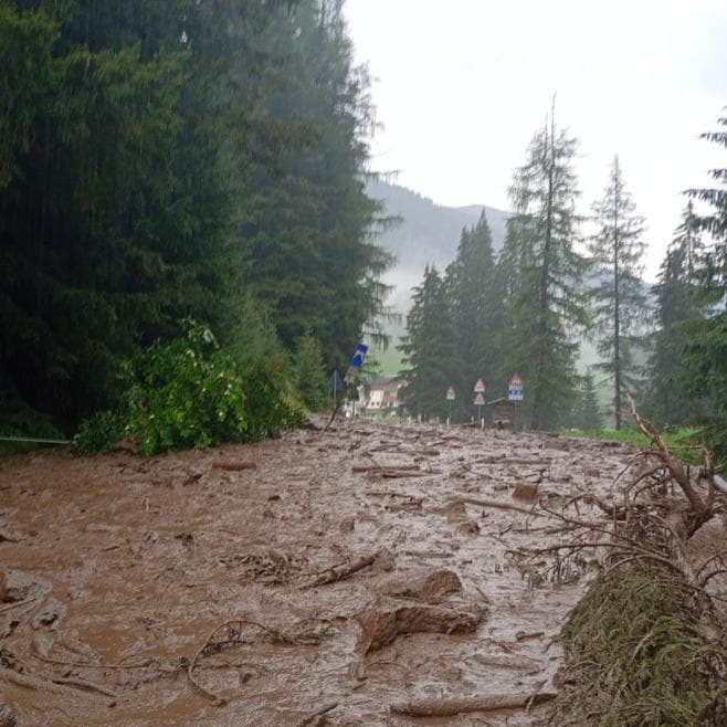 Violento nubifragio in Val di Fassa, evacuazioni e viabilità in tilt