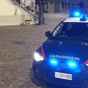Investe una ragazza e scappa, trovato ubriaco nascosto in un campo: denunciato
