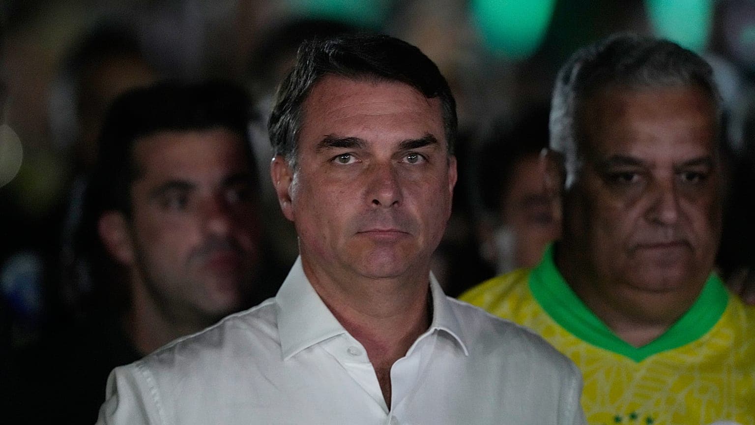 Flávio Bolsonaro vola negli USA dopo la sconfitta elettorale: la questione del passaporto italiano