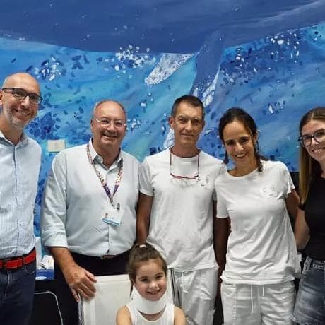 Dal Trentino Alto Adige al Gaslini: a 5 anni rischia la paralisi, ora cammina di nuovo
