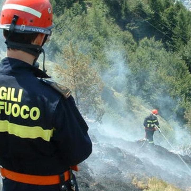 Boschi in fiamme a passo Manghen: al lavoro anche gli elicotteri