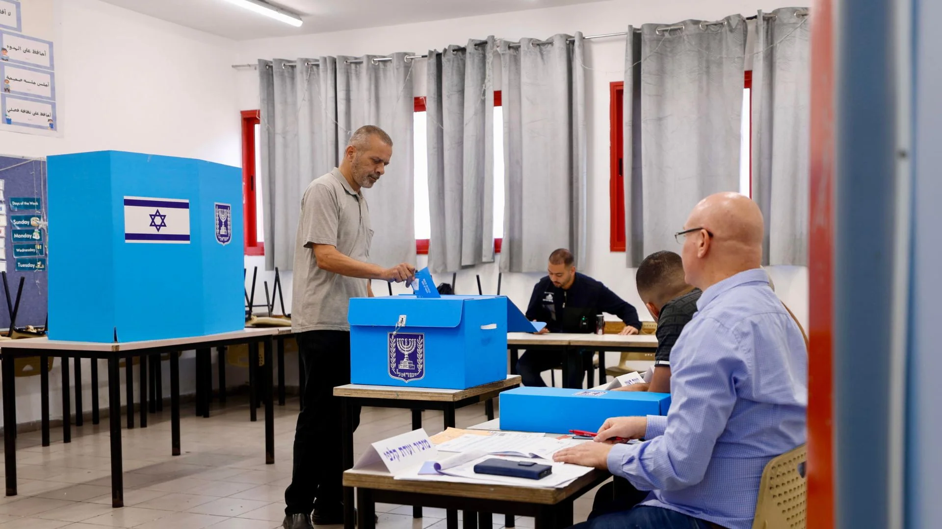 Elezioni in Israele: Netanyahu si gioca il futuro politico, affluenza in crescita e sfida serrata con Eisenkot