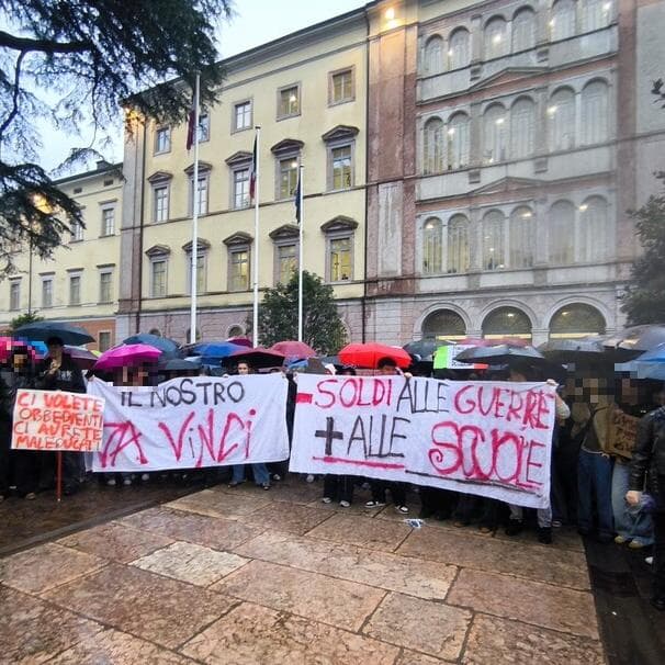 Studenti in corteo a Trento: «Meno soldi alle guerre, più alle scuole»