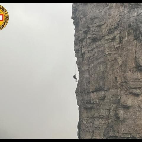 Alpinista rimane sospeso alla parete di roccia, salvato nella notte