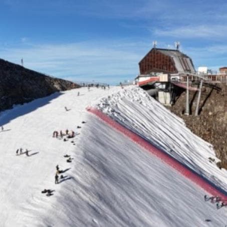 Inizio degli allenamenti sul Ghiacciaio della Val Senales: l'élite mondiale dello sci inaugura l'inverno all'Alpin Arena Senales