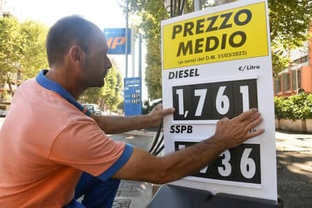 Cassazione: «Pagare troppo poco i lavoratori può essere reato»