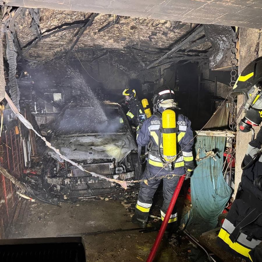 Auto in fiamme nella notte a Levico: evacuata un’abitazione