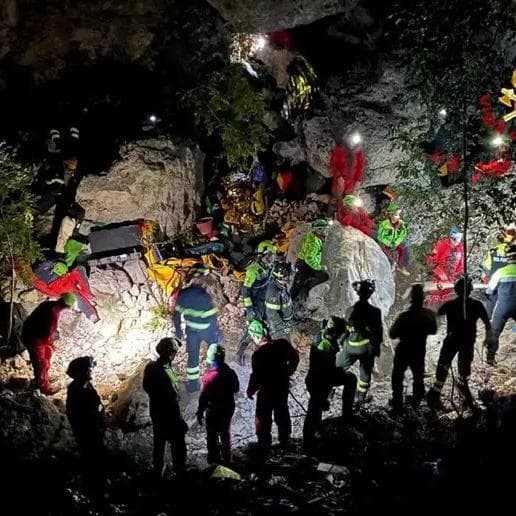 Speleologo bloccato in Sardegna: ore decisive per i soccorsi