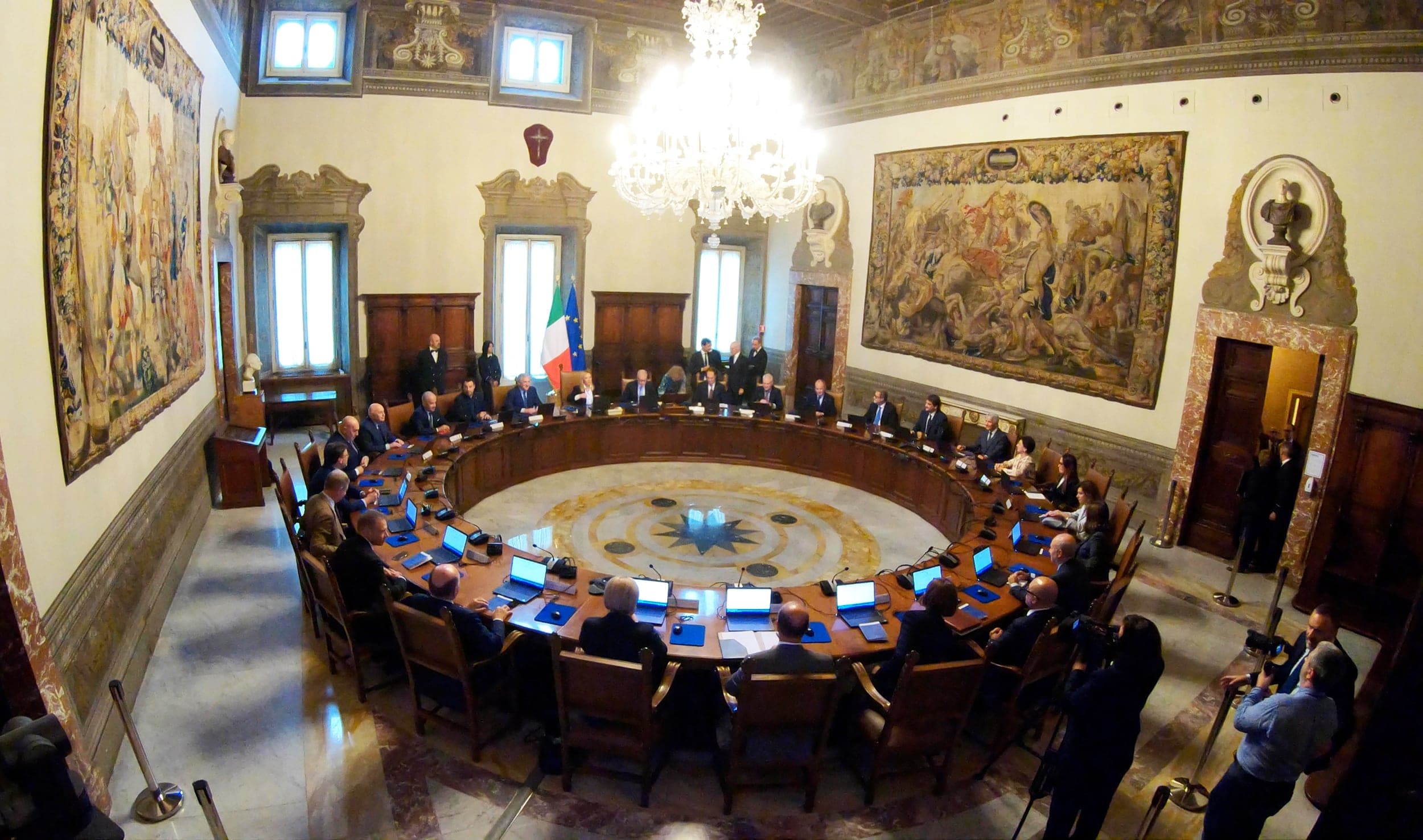Oggi il Consiglio dei Ministri: sul tavolo fisco, difesa e riforme strutturali