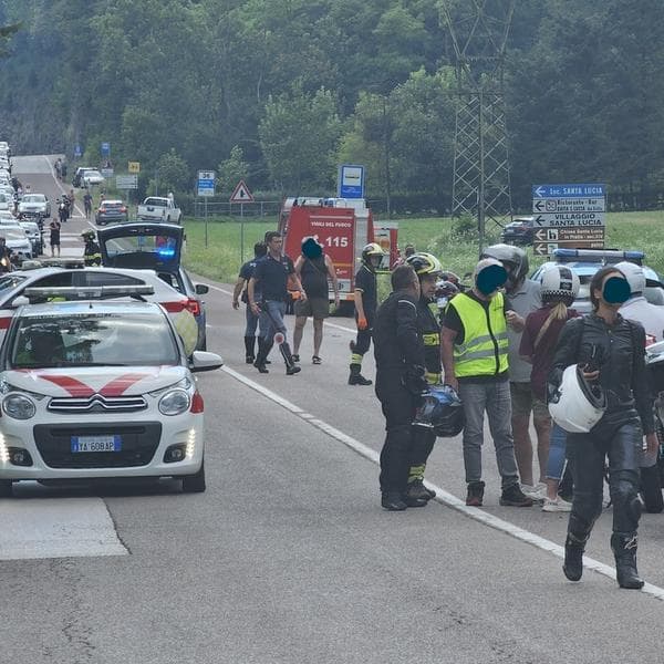 Auto contro moto sulla Ss 240: vittima un uomo, due feriti