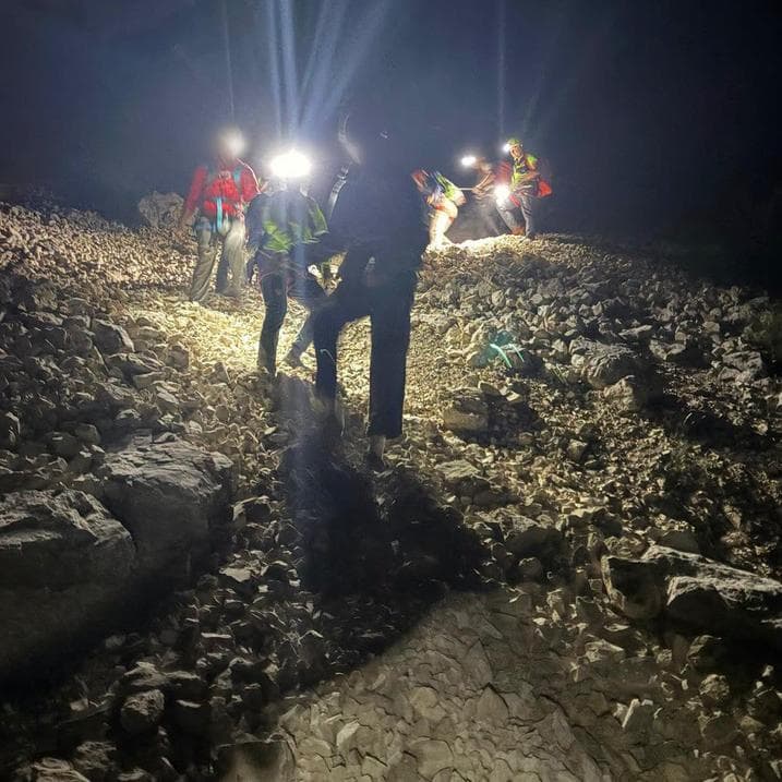 Turista esce dal rifugio per una foto notturna, precipita e muore