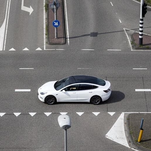 Quasi tre milioni di Tesla richiamate in Cina: problema maniglie di emergenza