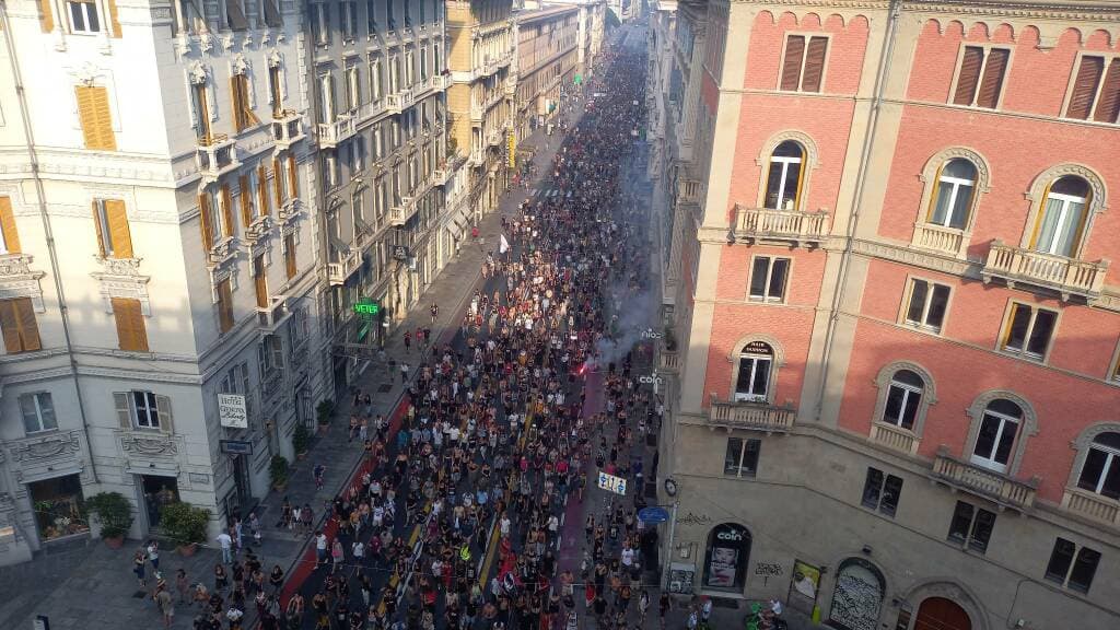 Genova celebra il G8 del 2001: migliaia in marcia tra Diaz, piazza Alimonda e De Ferrari
