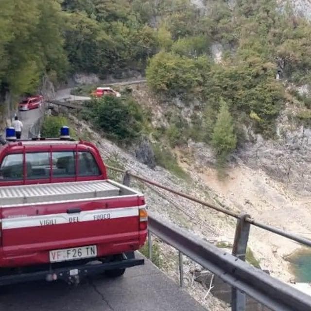 Vallarsa, scivola sul sentiero e cade nel lago: morta una 60enne