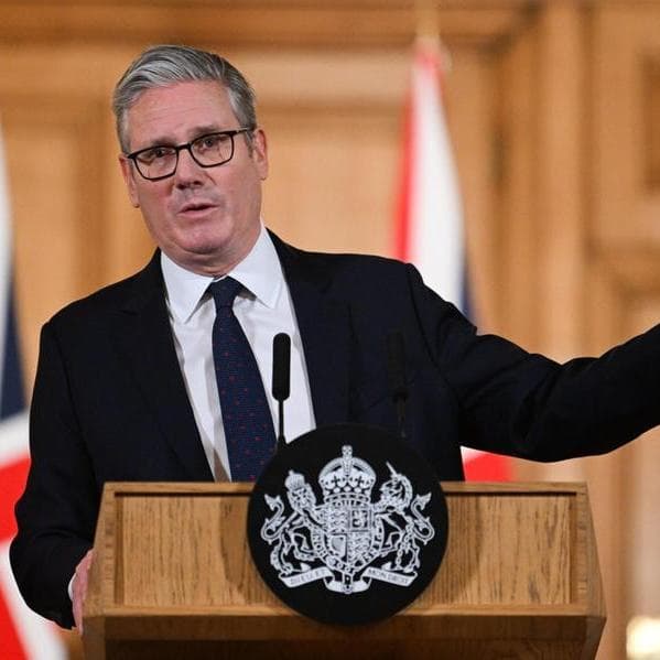 Il premier Starmer annuncia il divieto dei social per gli under 16