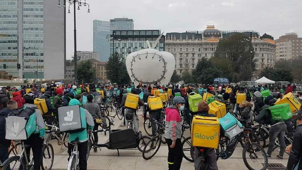 Rider sfruttati, la Procura di Milano indaga le multinazionali: nel mirino McDonald’s e Carrefour
