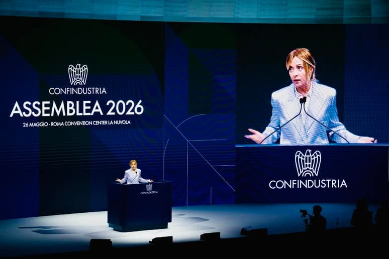 Meloni attacca l’Europa a Confindustria: “Meno burocrazia e più competitività”