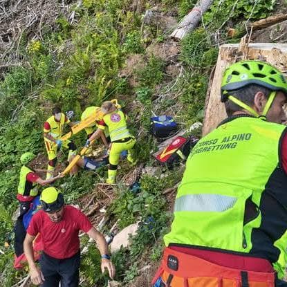 Cade con la bici in una scarpata: ciclista recuperato dal Soccorso Alpino
