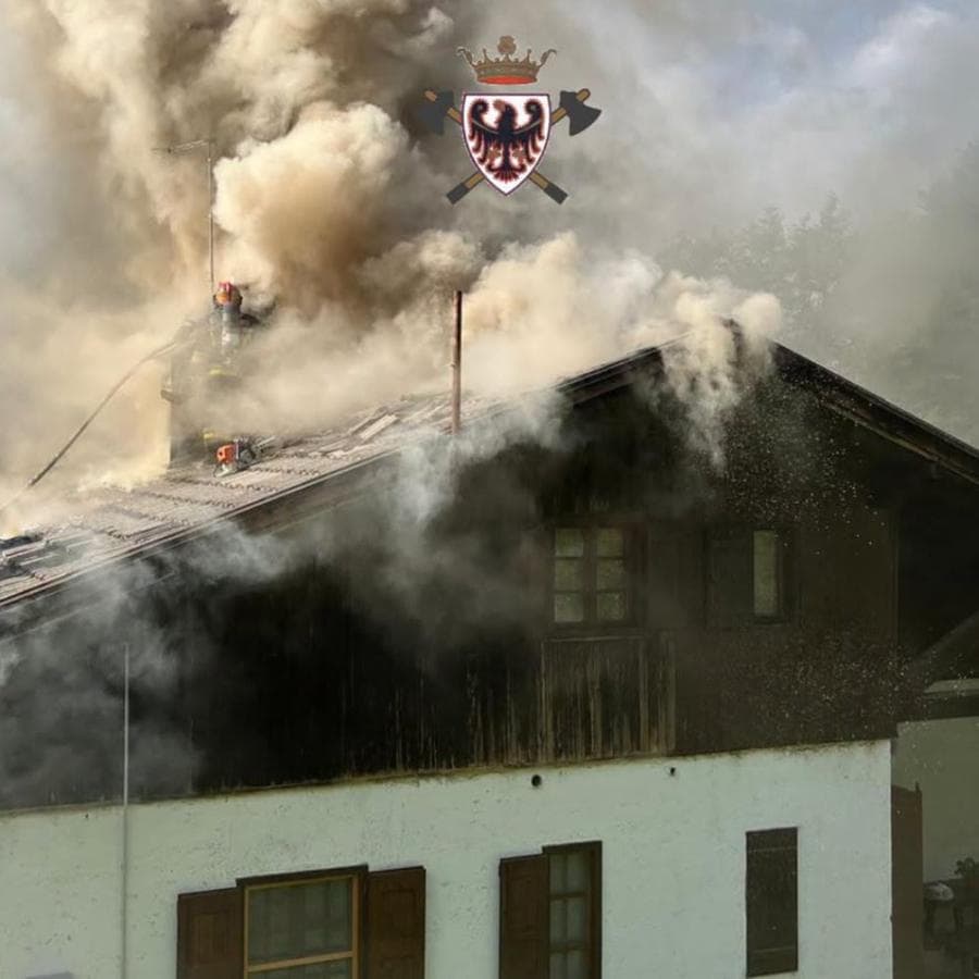 Baita in fiamme sopra Tione, mobilitati cinque corpi dei vigili del fuoco