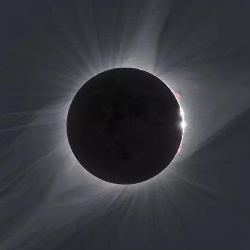 Spettacolo in cielo con eclissi di Sole e picco di stelle cadenti
