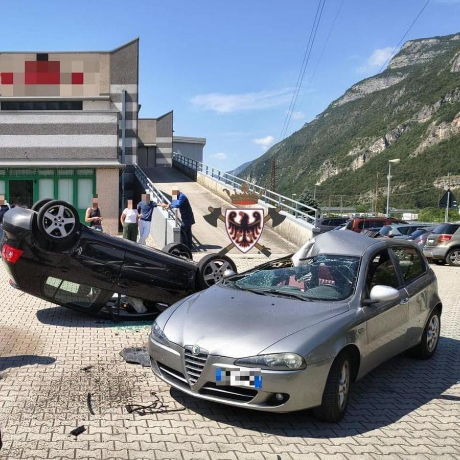 Perde il controllo dell'auto, sfonda una recinzione e si ribalta: paura ad Ala
