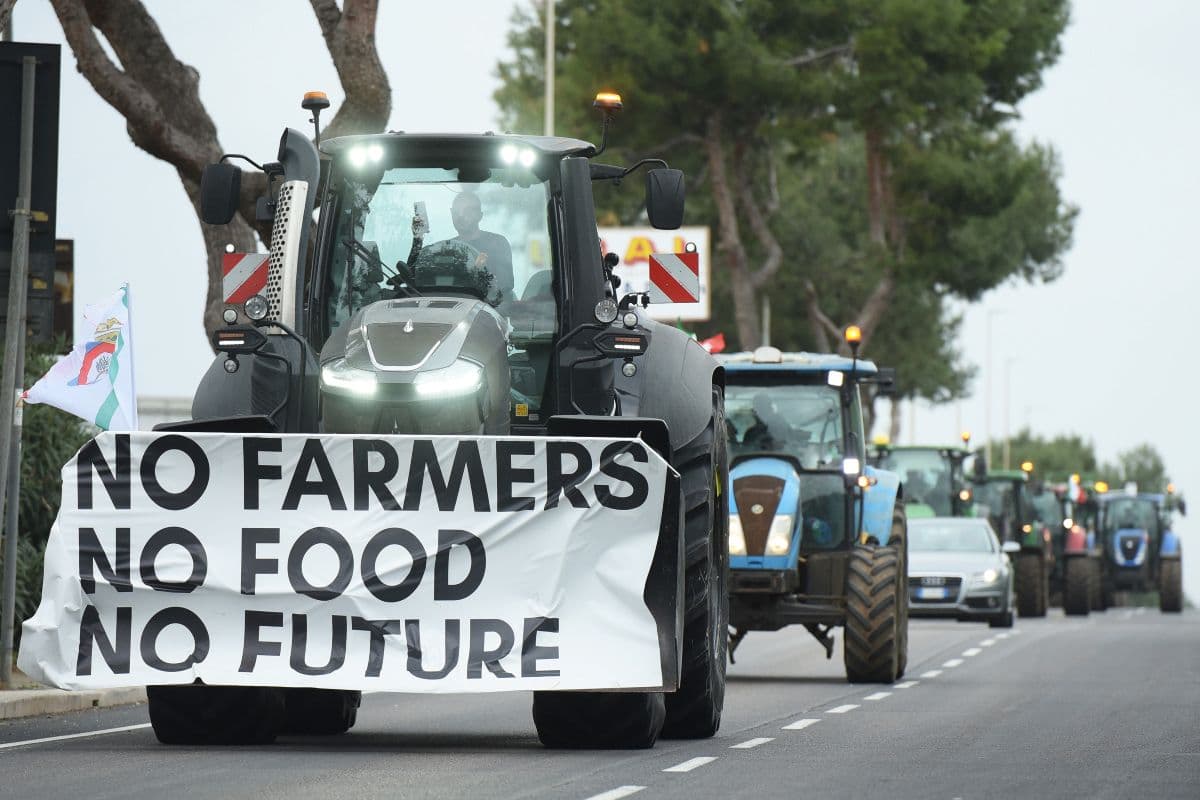 Strasburgo: trattori contro il Mercosur, tensione davanti al Parlamento Ue
