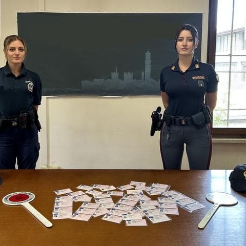 Verona, all'esame per la patente con auricolari e telefonini: 41 a giudizio