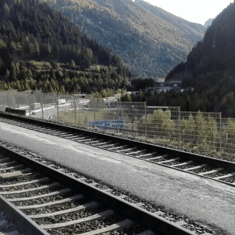 Temporale, frana sulla linea del Brennero: sospeso il transito dei treni