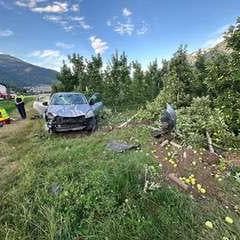 Caldonazzo, auto nei meleti con due adulti e due ragazzi a bordo
