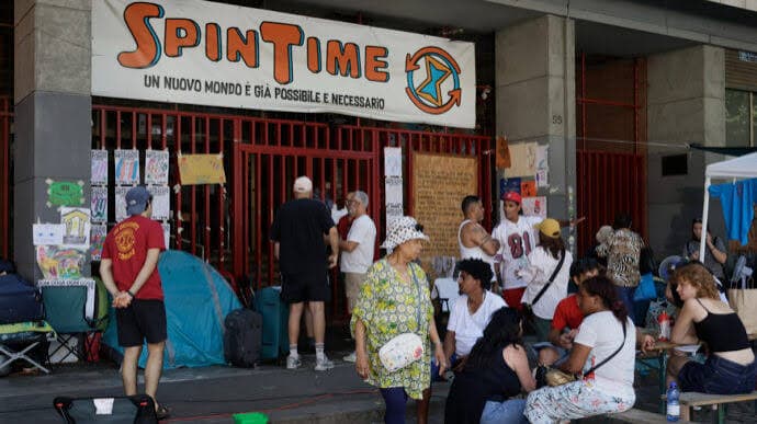 Spin Time, 500mila euro dalla proprietà per l'emergenza abitativa. Gli attivisti: «Vogliamo che il palazzo venga venduto»