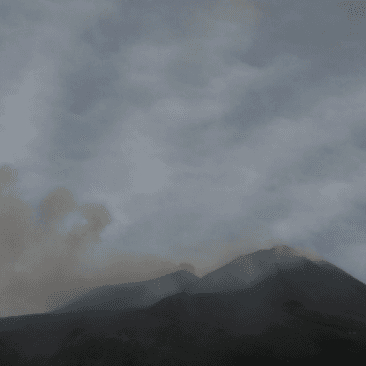 Etna, nube alta 4 chilometri: atterraggi sospesi all'aeroporto di Catania