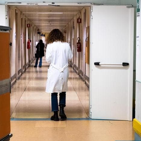 Medici in fuga dagli ospedali: nel 2025 le dimissioni superano i pensionamenti