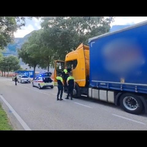 Trento, forza il posto di blocco e rifiuta i controlli: camionista denunciato