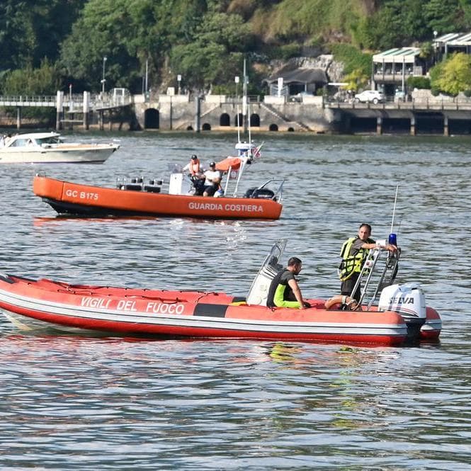 Turista si tuffa con uno dei tre figli nel lago di Como e non riemerge