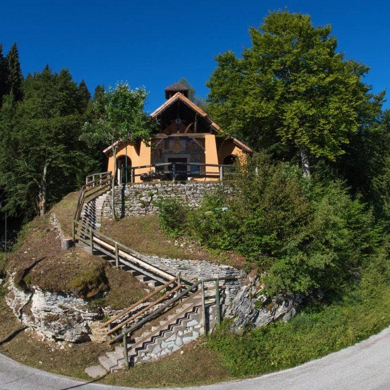 Vaneze, riapre dopo i lavori la chiesetta Madonna della neve