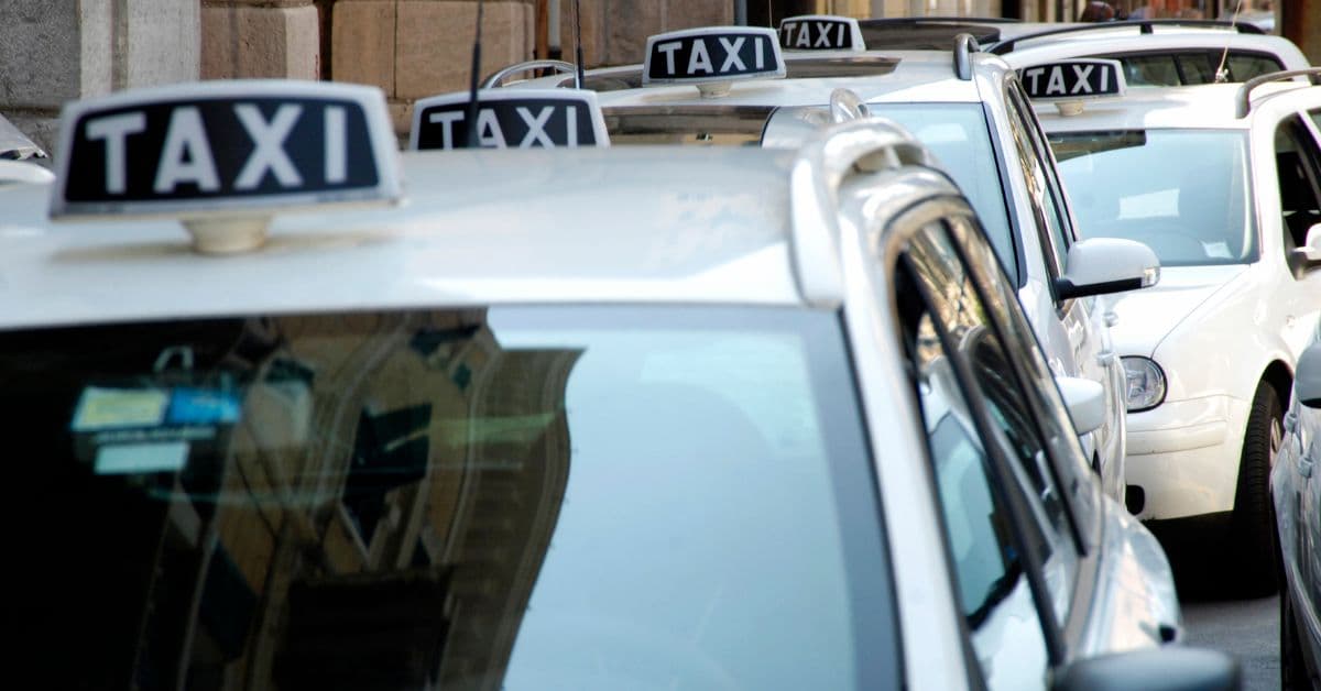Prezzi dei carburanti in aumento, taxi e Ncc in protesta a Roma: presidio al ministero dei Trasporti, possibile sciopero