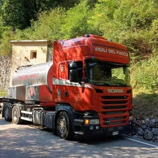 Siccità, autobotti in azione in otto Comuni del Trentino: rifornimenti a frazioni e malghe