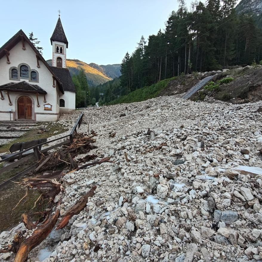 Temporali, enormi colate detritiche sulla strada di Pampeago