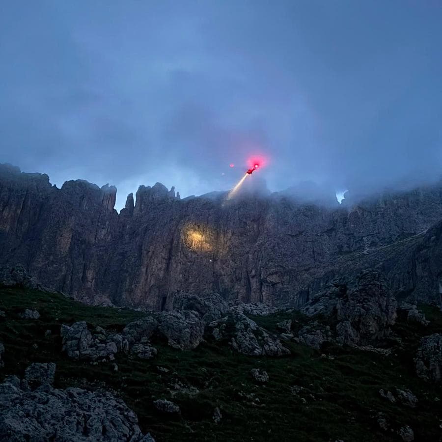 Scalatori bloccati in parete: in val di Fassa interviene l'elicottero