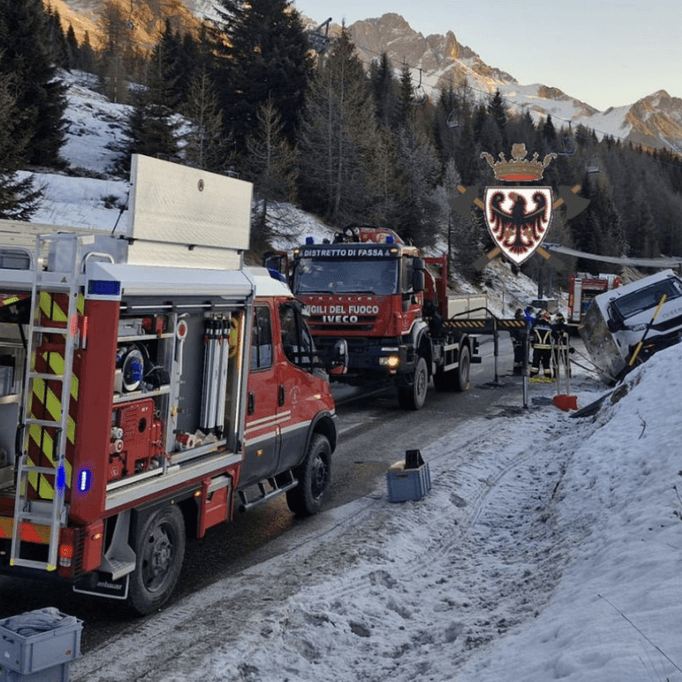 Passo San Pellegrino, furgone frigo esce di strada e resta in bilico su un fossato