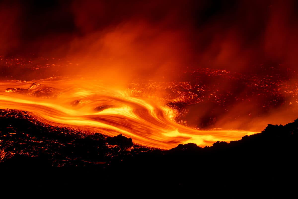 Caos nei cieli siciliani: l'Etna erutta e blocca i voli