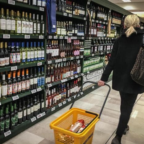 Vino, prezzi al consumo in calo e costi di produzione in aumento