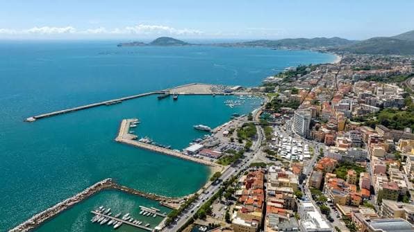 Trovate a Formia le sorelle scomparse. La madre è stata arrestata insieme al nonno e al compagno